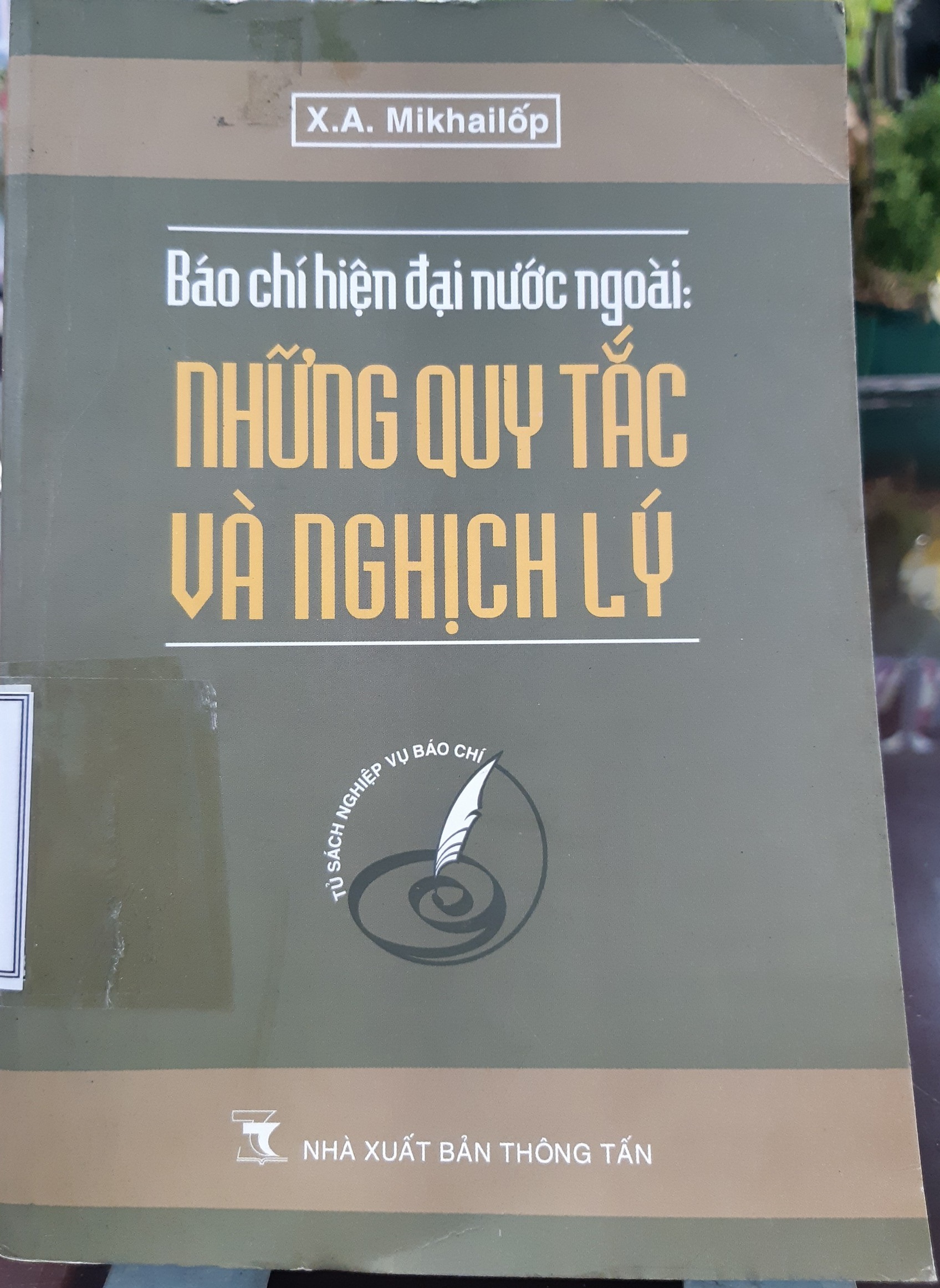 Báo chí hiện đại nước ngoài: Những quy tắc và nghịch lý : Sách tham khảo nghiệp vụ