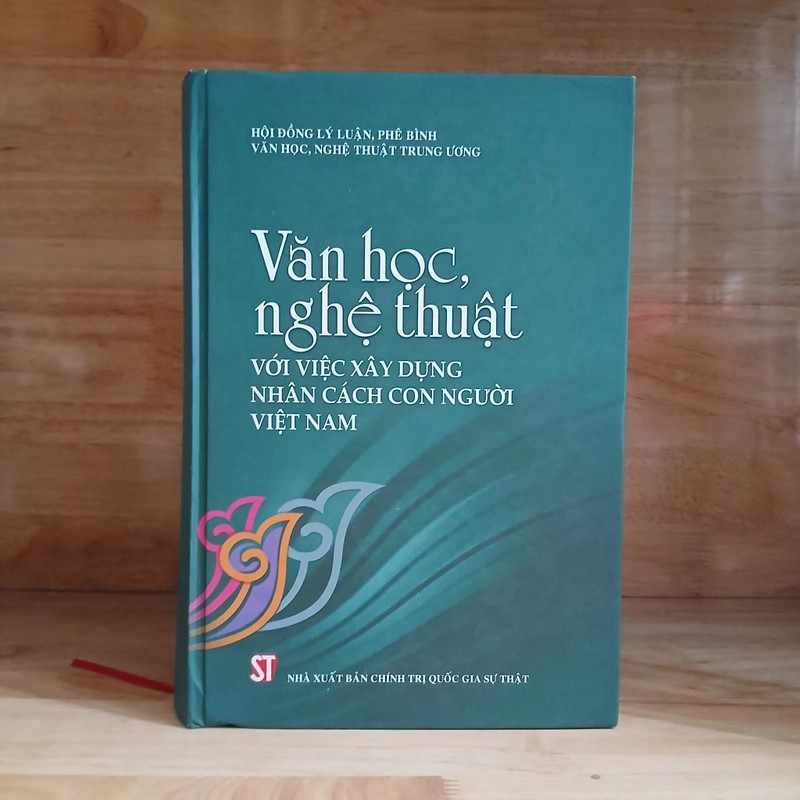 Văn học nghệ thuật với việc xây dựng nhân cách con người Việt Nam